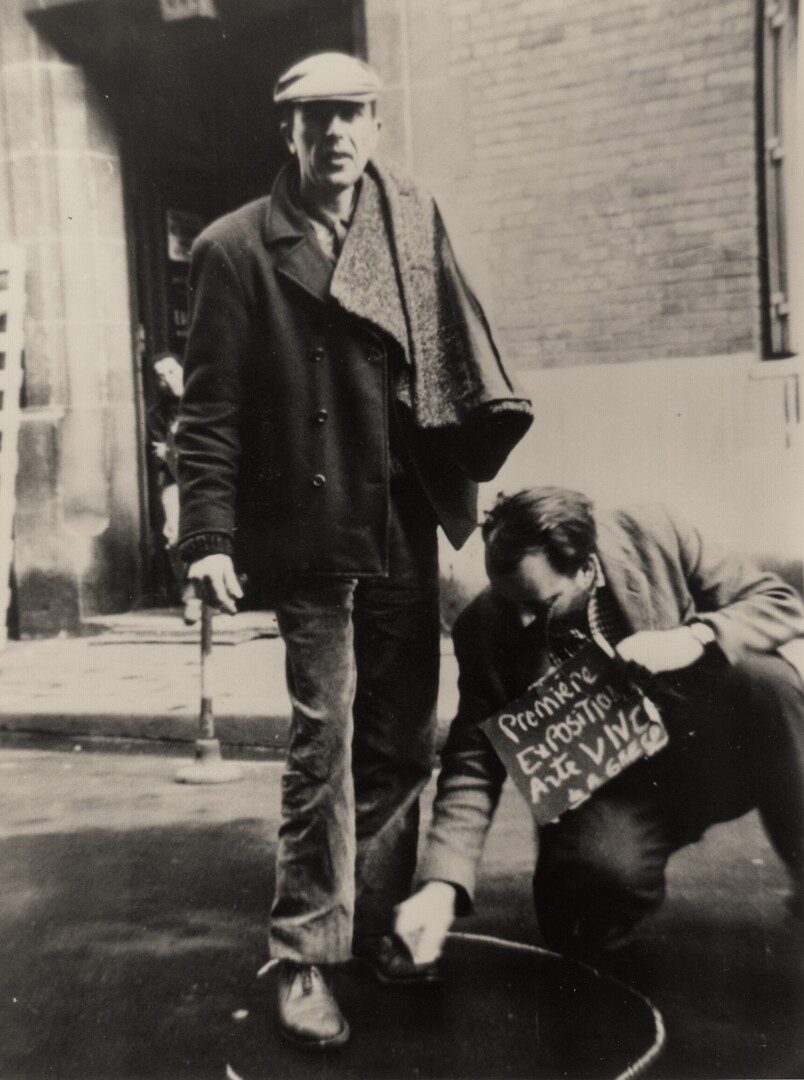 Alberto Greco con Alberto Heredia durante la Première exposition arte vivo de A. Greco en París 1962.