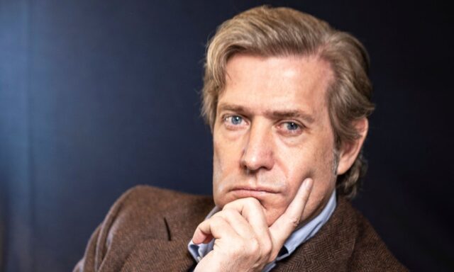 «La dignidad es aquello que compensa el peso de vivir»