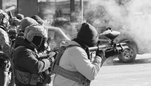 Por qué algunas personas protegen y otras denuncian: una mirada psicológica a los sucesos de Minneapolis