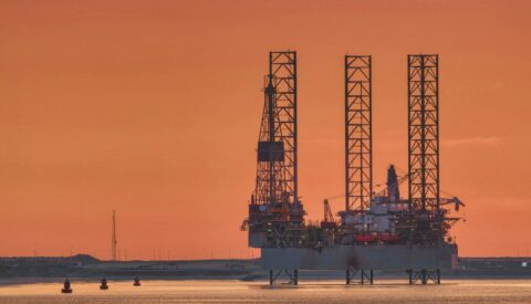 La guerra en Oriente Medio hace subir los precios del petróleo y golpea la economía mundial, pero todavía no es una crisis