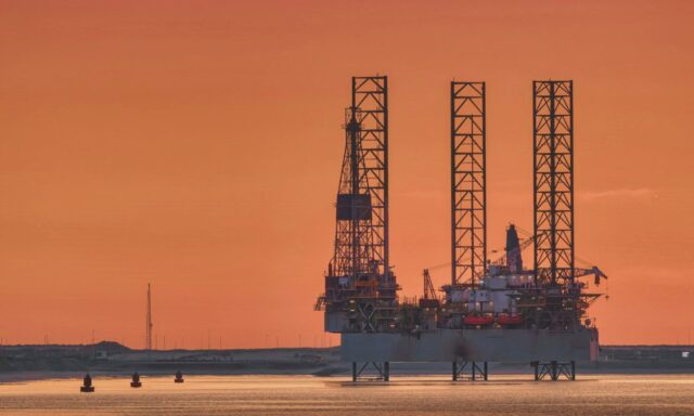 La guerra en Oriente Medio hace subir los precios del petróleo y golpea la economía mundial, pero todavía no es una crisis