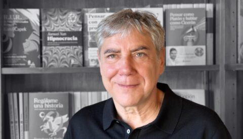 «La escritura, como la filosofía, nos puede ayudar a replantearnos cosas»