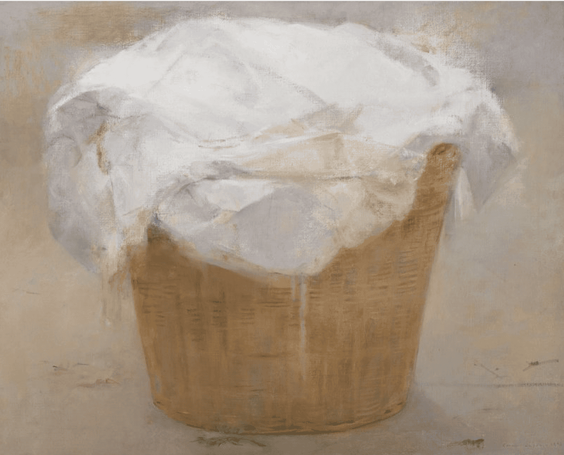 Canasta con ropa blanca