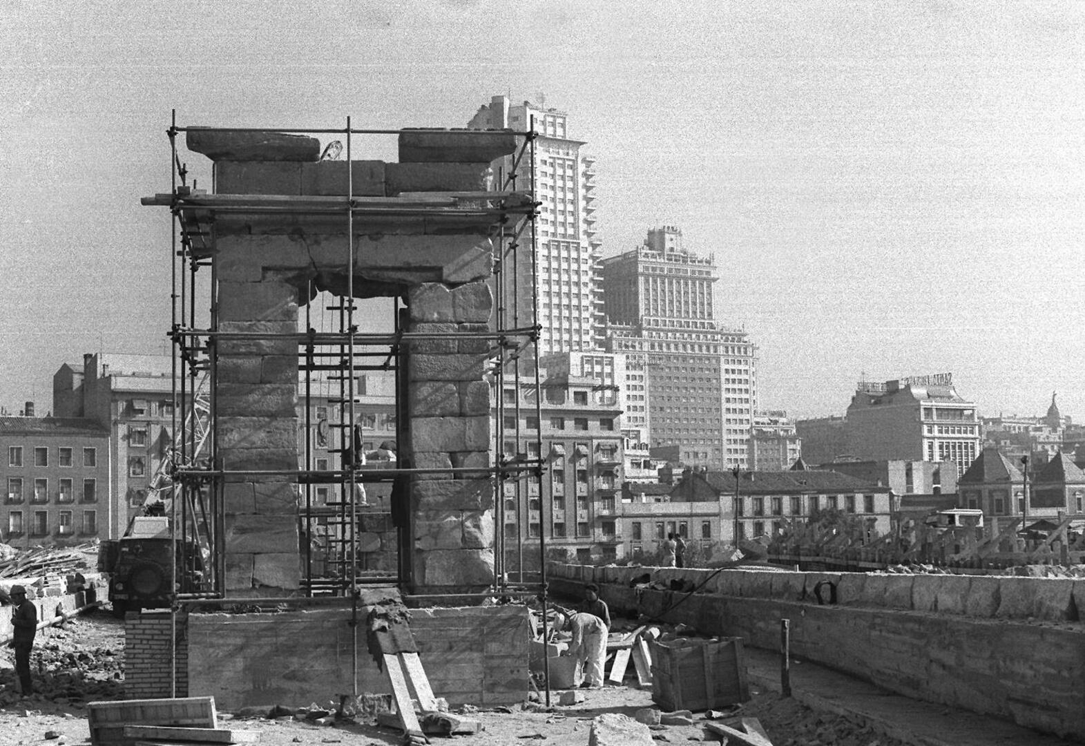 En marcha. Obras de la instalación del Templo de Debod